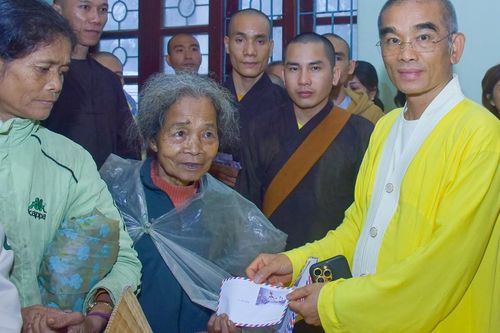 Ban Kinh tế - Tài chính T.Ư tặng 1.400 phần quà đến người dân khó khăn tỉnh Quảng Bình