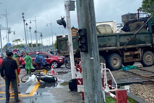 Va chạm với ô tô tải, hai vợ chồng đi xe máy thương vong