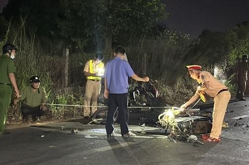 Hai xe máy tông đối đầu, 2 người thương vong