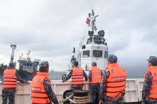 Cứu hộ tàu cá cùng 14 ngư dân lâm nạn trên biển về đến Cam Ranh an toàn