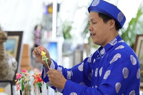 Khách Tây thích thú với 'Hương sắc Hà Nội' tại sân bay Nội Bài
