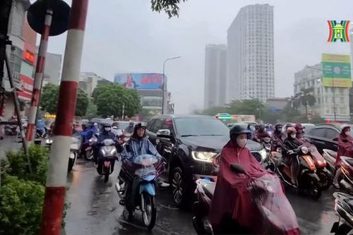 Giao thông Hà Nội ùn tắc kéo dài vì mưa rét