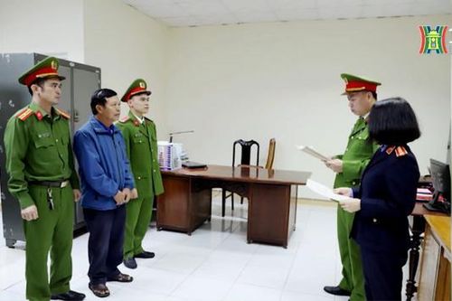 Khởi tố đối tượng lạm quyền trong khi thi hành công vụ