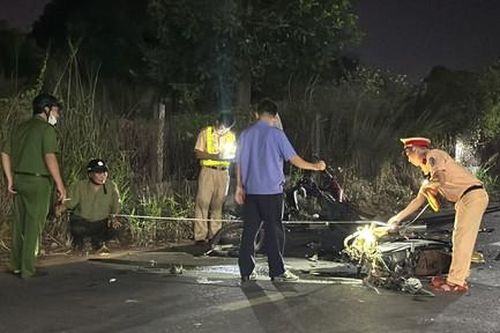 Hai xe máy bể nát sau đối đầu, hai người thương vong