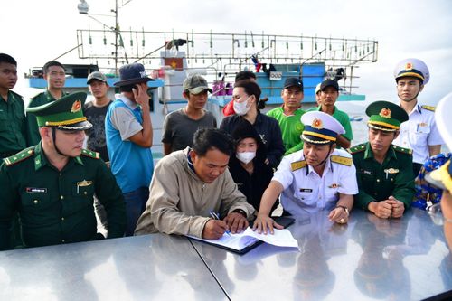 14 thuyền viên tàu cá Bình Định bị nạn trên biển được đưa vào bờ an toàn