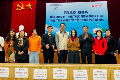 Trao quà tặng trị giá 210 triệu đồng cho trẻ em khuyết tật Hà Nội