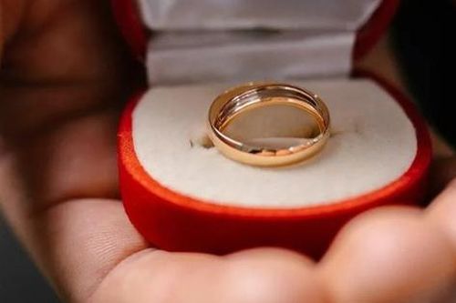 Từ chối nhận nhẫn vàng chồng cũ mua tặng, người phụ nữ nhận cái kết bi kịch