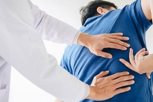 Đau lưng tăng dần cảnh giác với xẹp đốt sống do loãng xương