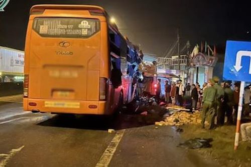 Sáng 1/12: Tài xế vừa lái xe vừa rót trà uống gây tai nạn nghiêm trọng khiến 3 người tử vong