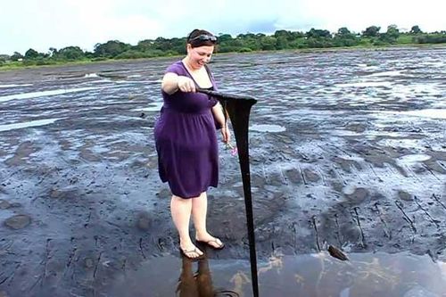 Nơi kỳ lạ, con người có thể đi lại tự nhiên trên mặt hồ