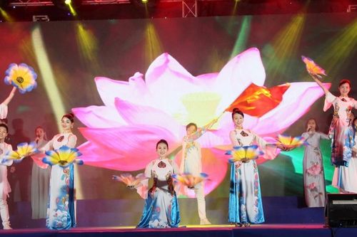 Tưng bừng Chương trình nghệ thuật 'Khát vọng và niềm tin'