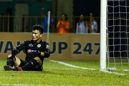 Pha thủng lưới chí mạng ngày ra mắt đội bóng mới khiến Bùi Tiến Dũng đánh mất danh xưng 'thủ môn quốc dân'