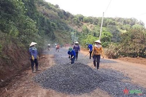 Trung đoàn 720 (Binh đoàn 16) giúp dân tu sửa đường giao thông