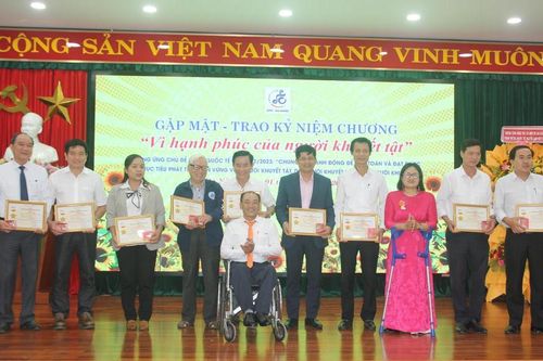 Trao tặng Kỷ niệm chương 'Vì hạnh phúc của người khuyết tật' cho 50 cá nhân