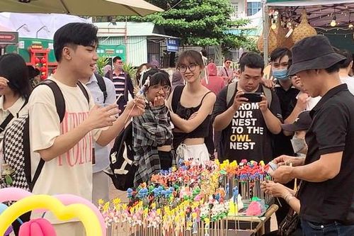 Bạn trẻ Sài Gòn hào hứng với không gian văn hóa ẩm thực Việt - Hoa
