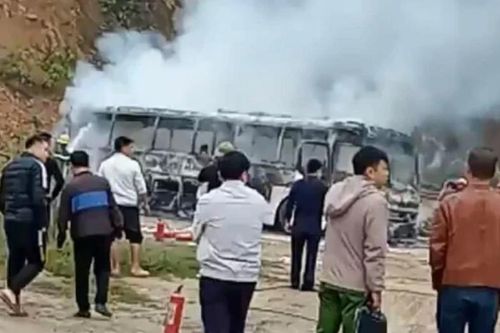 Ô tô du lịch chở học sinh bốc cháy dữ dội ở Hòa Bình