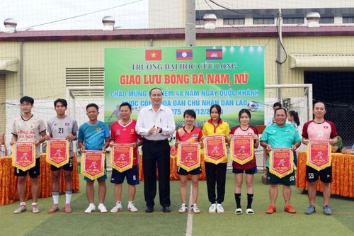 Sôi nổi hội thao lưu HS Lào tại Trường ĐH Cửu Long