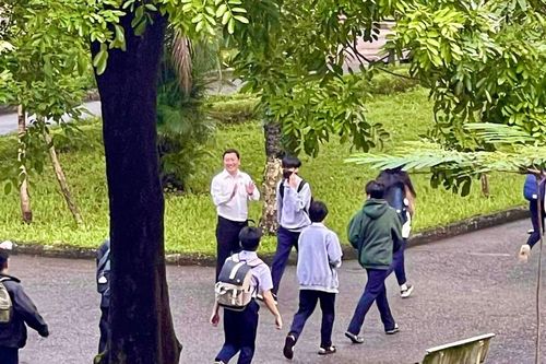 Thầy hiệu trưởng nhận 'mưa lời khen' khi đứng trước cổng trường chào học sinh