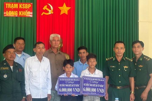 Đồn Biên phòng Long Khốt trao tặng học bổng cho học sinh nghèo, vượt khó Campuchia
