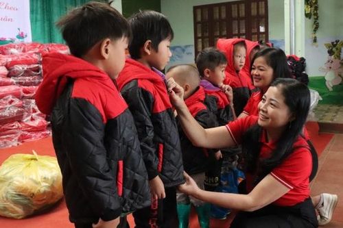 Lào Cai: Tặng nhiều áo ấm, bình đun nước nóng cho học sinh vùng khó khăn