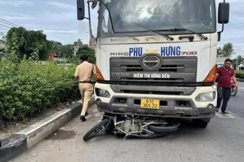 Bình Dương: Dừng chờ đèn đỏ, nhiều xe máy bị xe bồn ủn bay khiến 3 người bị thương