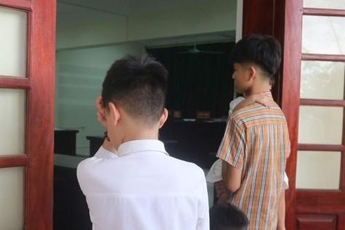 Xót thương hình ảnh những đứa trẻ khóc gọi tên cha ở chốn pháp đình