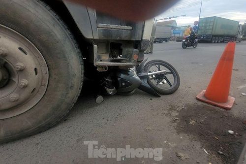 Kinh hoàng xe bồn lao vào nhiều xe máy đang chờ đèn đỏ