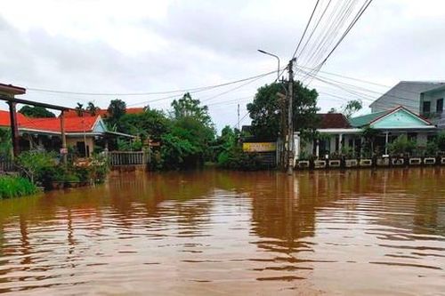 Lũ lên cao bất ngờ, nhiều nơi ở Huế ngập nặng