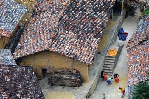 Ngắm làng Thèn Pả với nếp nhà trình tường đẹp như cổ tích dưới bóng cờ Lũng Cú
