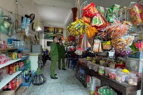 Thu giữ gần 5.000 sản phẩm bánh kẹo không rõ nguồn gốc quanh khu vực trường học