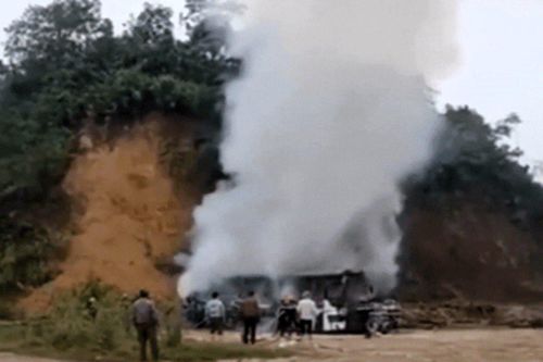 Xe chở học sinh đi tham quan bất ngờ bốc cháy