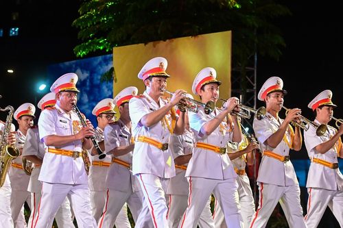 Lần hiếm hoi nhạc kèn, múa rối được diễu hành trên đường phố