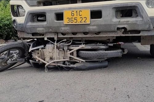 Xe bồn tông nhiều xe máy dừng đèn đỏ ở Bình Dương