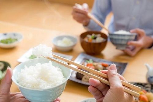 Buồng trứng phình to, nguy kịch vì thói quen phổ biến trong bữa ăn