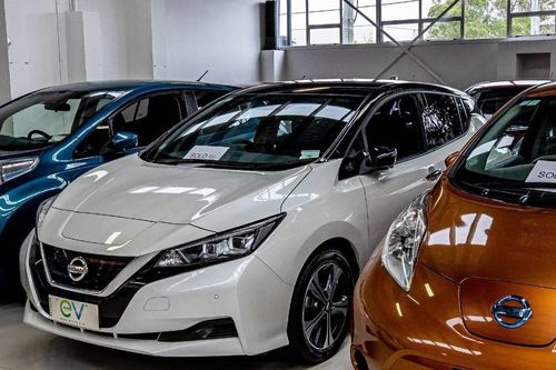 Xe điện cũ kém công nghệ ngày càng rẻ