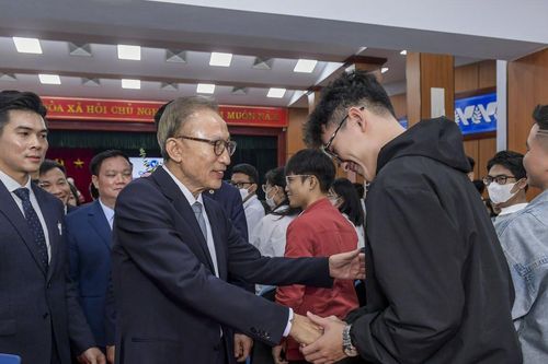 Cựu Tổng thống Hàn Quốc gửi kỳ vọng tới sinh viên trường y
