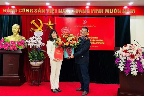 VKSND TP Hà Nội công bố và trao các quyết định về công tác cán bộ