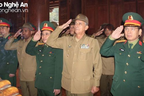 Đoàn sĩ quan trẻ Bộ các Lực lượng Vũ trang cách mạng Cuba dâng hoa, dâng hương tưởng niệm Chủ tịch Hồ Chí Minh