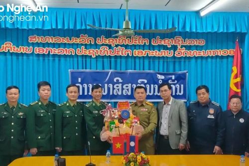 Các đơn vị Bộ đội biên phòng Nghệ An chúc mừng Quốc khánh nước Cộng hòa dân chủ nhân dân Lào