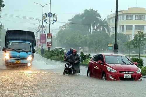 Mưa to đến rất to khiến nhiều nơi tại Quảng Bình bị ngập lụt, chia cắt