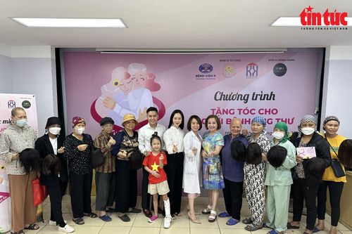 Trao tóc, nhận yêu thương