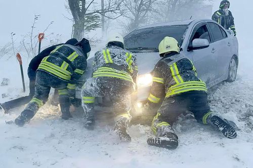 Người dân Mỹ, Nga và Ukraine vật lộn trong bão tuyết