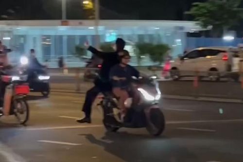 Xử phạt cô gái chở bạn trai Việt kiều không đội mũ bảo hiểm, 'làm trò' nguy hiểm trên xe máy