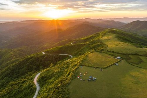 Khám phá thảo nguyên 'trên mây' ở Quảng Ngãi: 'View triệu đô' chẳng kém Tà Xùa