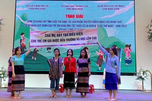 Bình Định: Trao giải 15 tranh vẽ và 1 video cuộc thi 'Lắng nghe con nói'