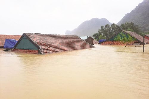 Mưa lớn làm chia cắt nhiều vùng ở miền Trung