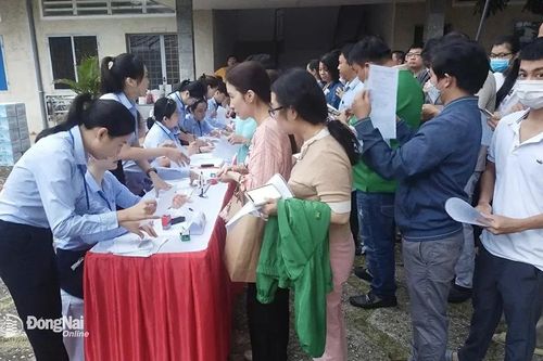 Hàng trăm người đang bốc thăm mua 438 căn nhà ở xã hội A6-A7 ở Biên Hòa