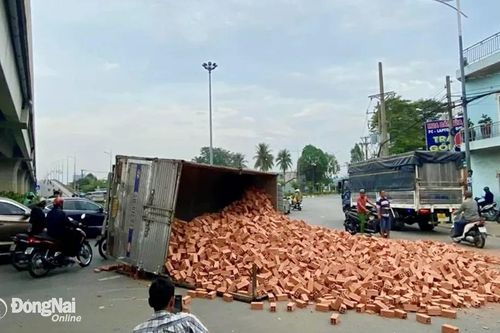 Lật xe chở gạch ở vòng xoay cầu Hóa An