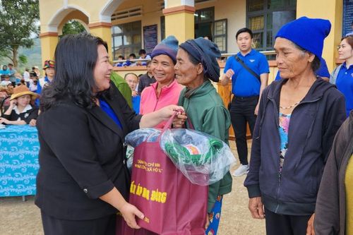 Tổ chức tổ chức chương trình 'Ấm áp mùa đông' tại xã Lơ Pang