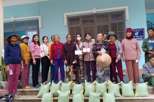 Hơn 550 suất quà cho học sinh, người dân khó khăn